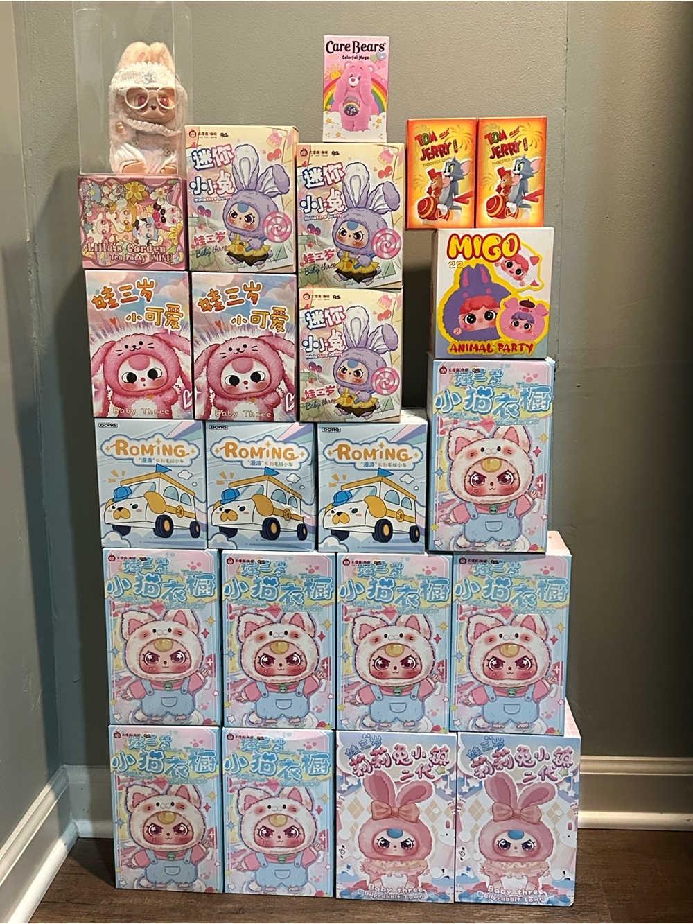 22 Blind Boxes, 1 Custom Dada figurine.